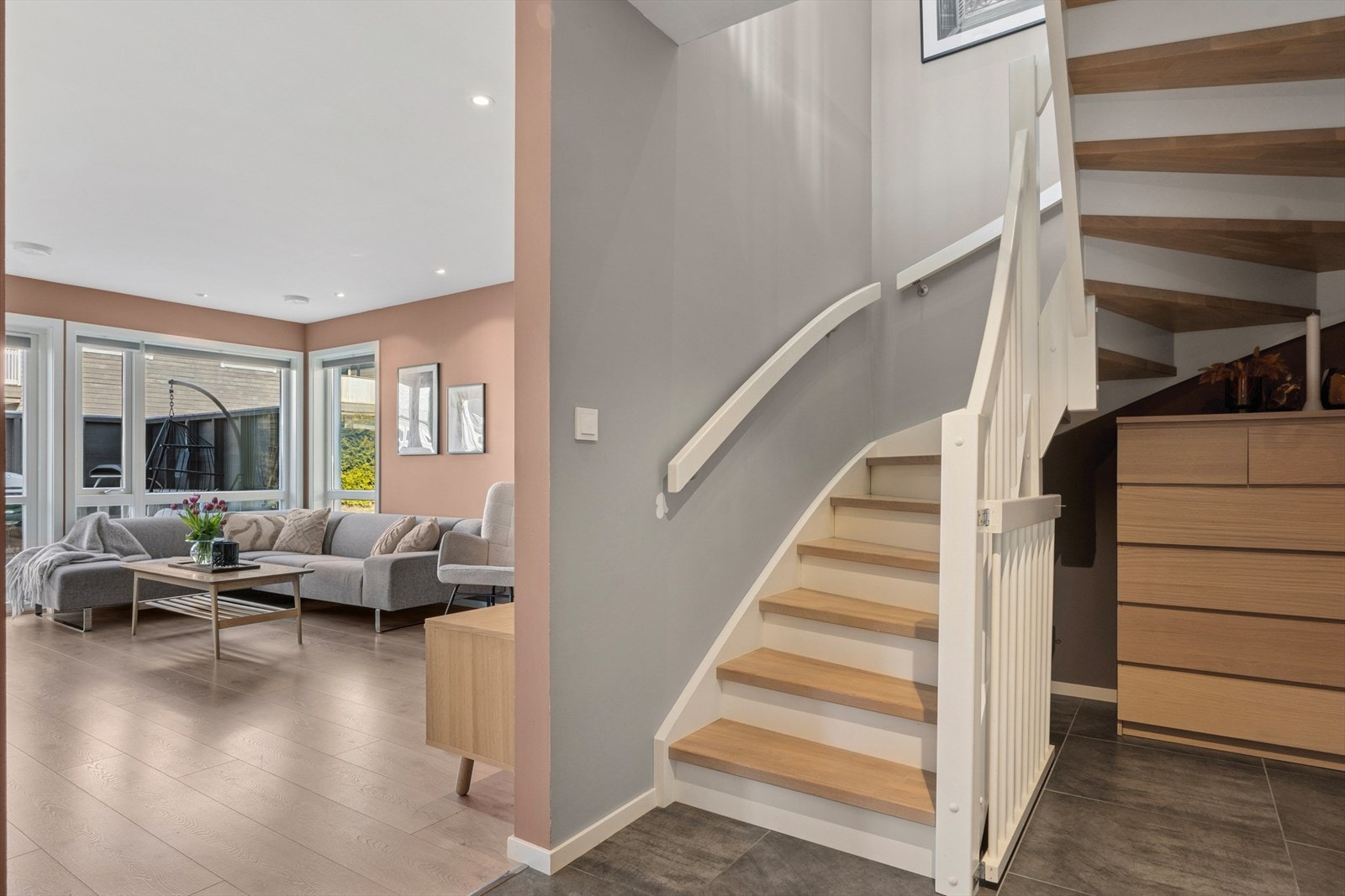 I gangen finner du trapp som tar deg opp i boligens andre etasje. Galleribilde