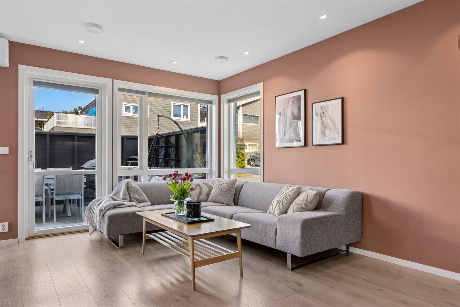 Det er flere store vindusflater i stuen som slipper inn mye naturlig lys og skaper en god atmosfære i rommet. Galleribilde