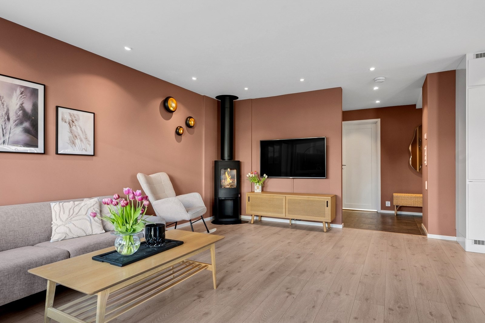 Boligen har lyse og romslige oppholdsrom. Galleribilde