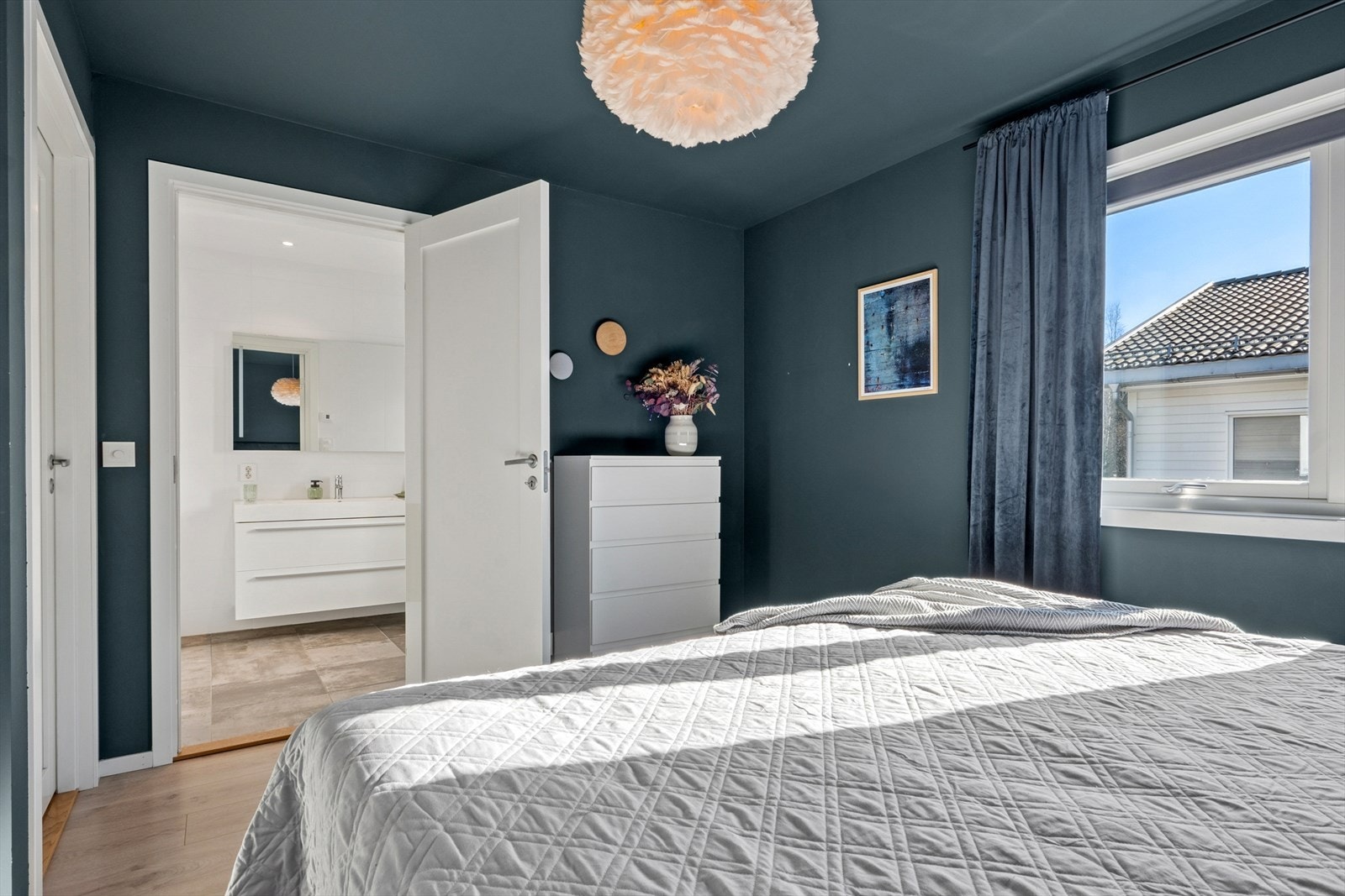 Alle tre soverommene er beliggende i boligens andre etasje. Galleribilde