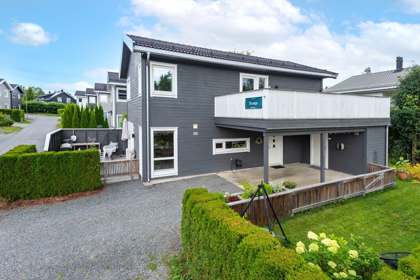 Dette er en innholdsrik og moderne enebolig beliggende i et attraktivt og barnevennlig nabolag. Området byr på nærhet til barnehage, skoler, fine turområder, ellers er det kun en kort kjøretur unna Vestby sentrum fra eiendommen. Galleribilde