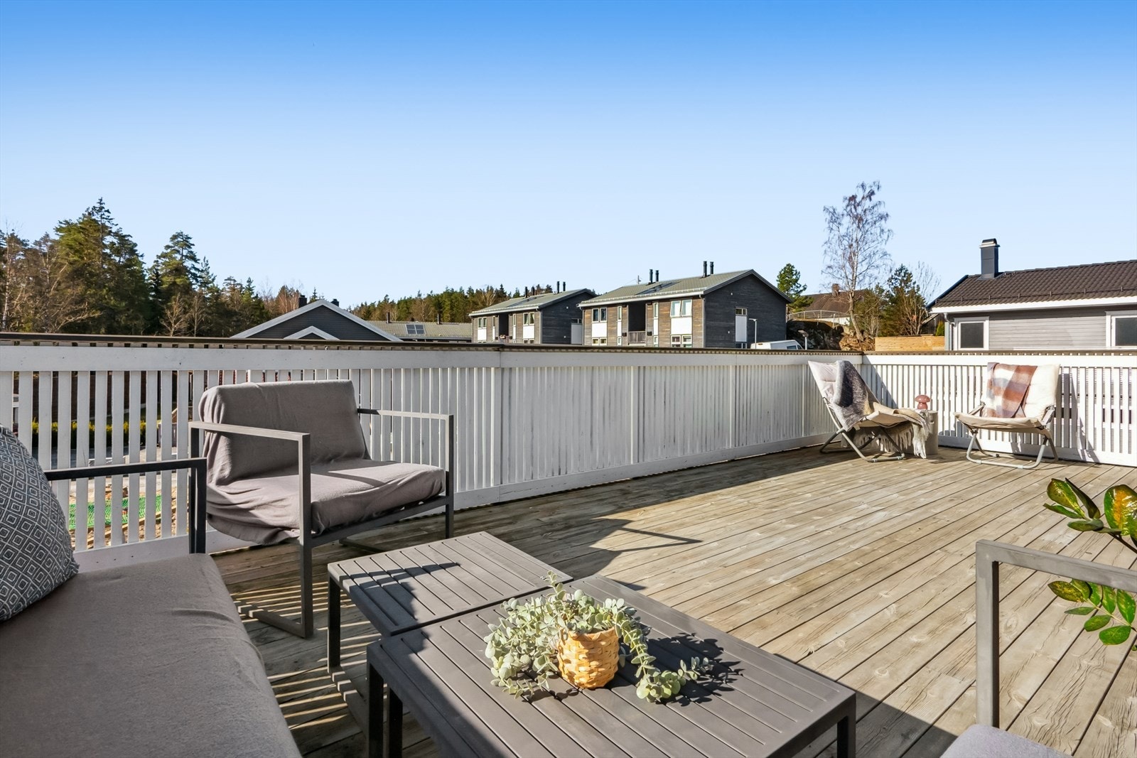 Fra stuen i andre etasje er det utgang til solrik uteplass. Galleribilde