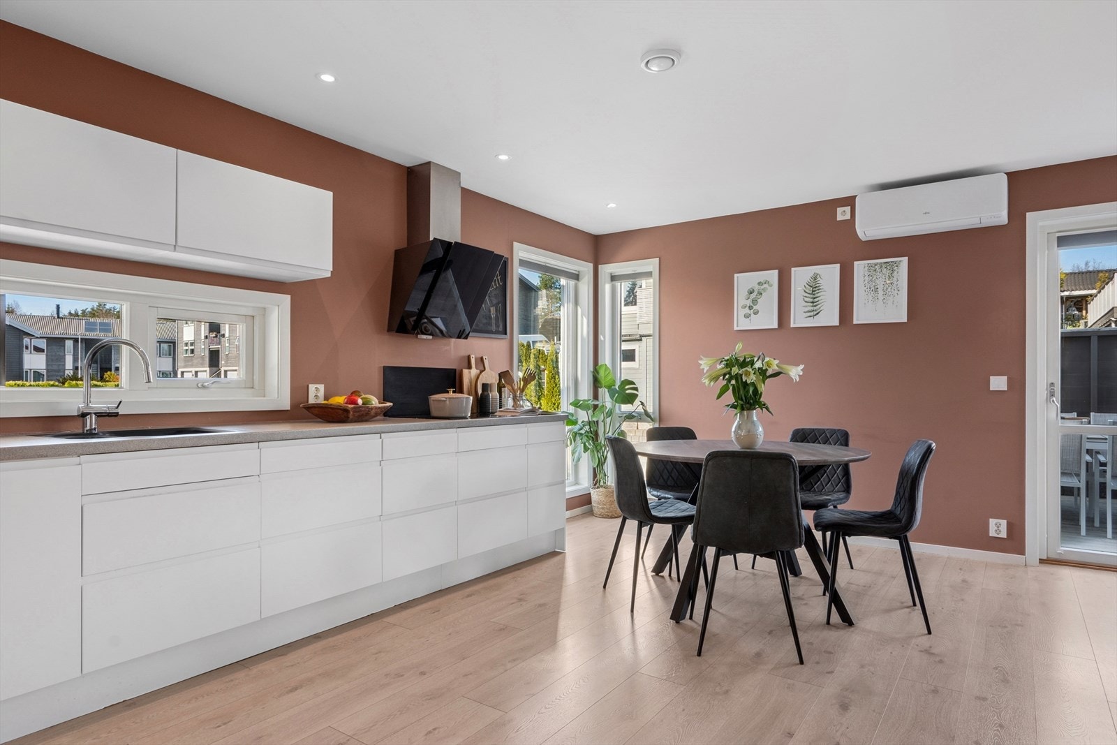 Mellom stuen og kjøkkenet, er det plass til spisebord hvor gode måltider kan spises. Galleribilde