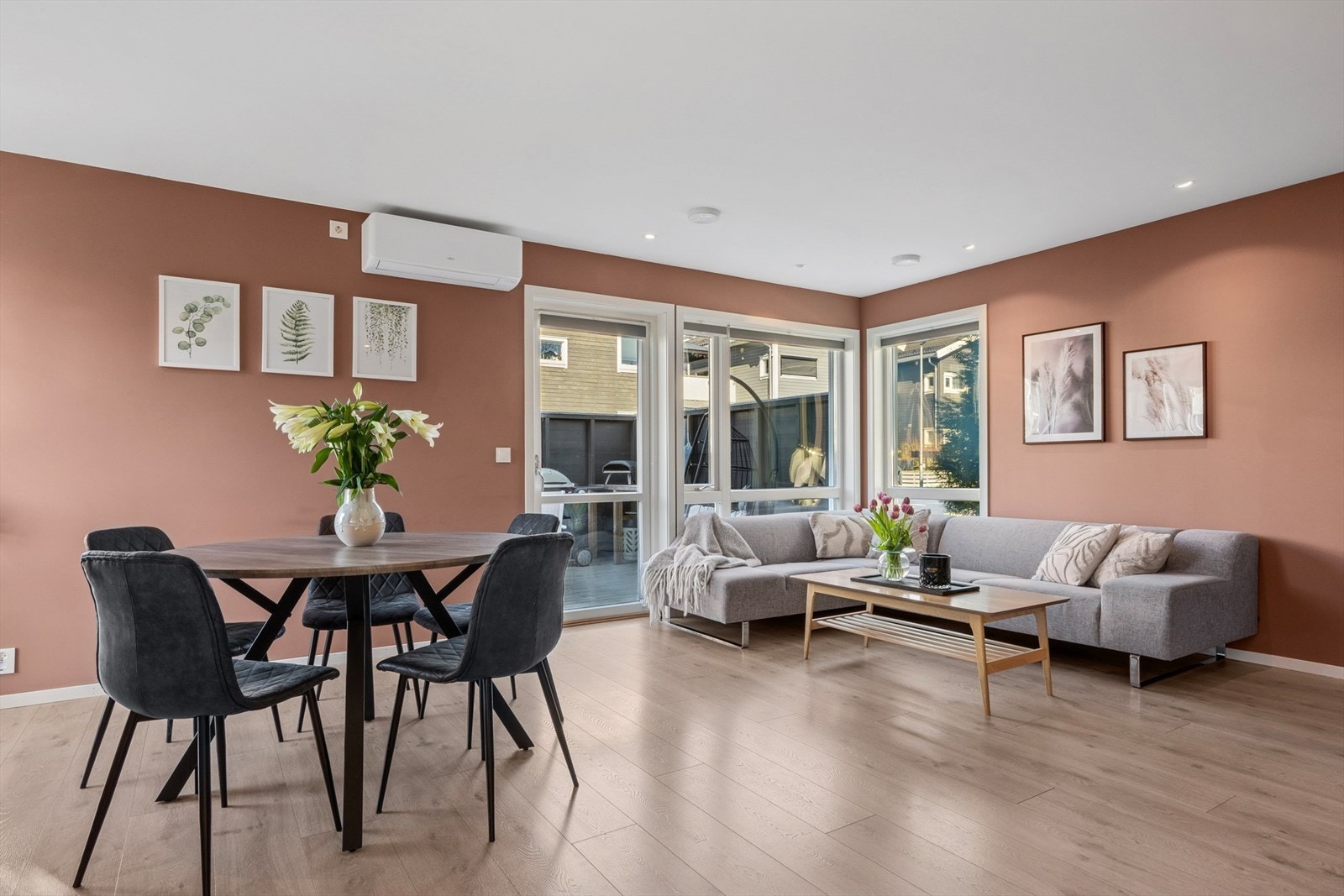 Veggene er slette og malt i en fin farge, himling er lyssatt med downlights og det er pen laminat på gulvet. Galleribilde