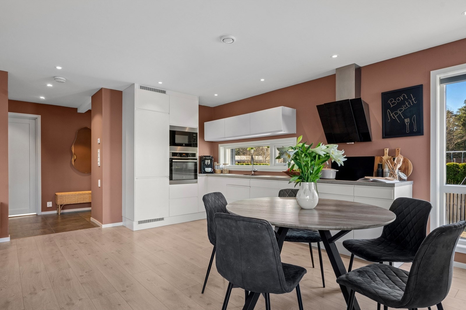 Innredningen er av merke Epoq og er fra byggeår, 2015. Innredningen er med lyse slette fronter og benkeplate i laminat. Galleribilde