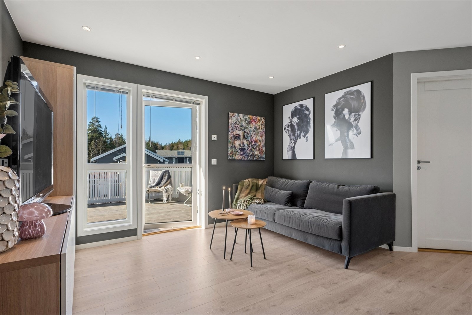 I boligens andre etasje finner du en ekstra stue, som er praktisk ved besøk eller ungdom i hus. Galleribilde