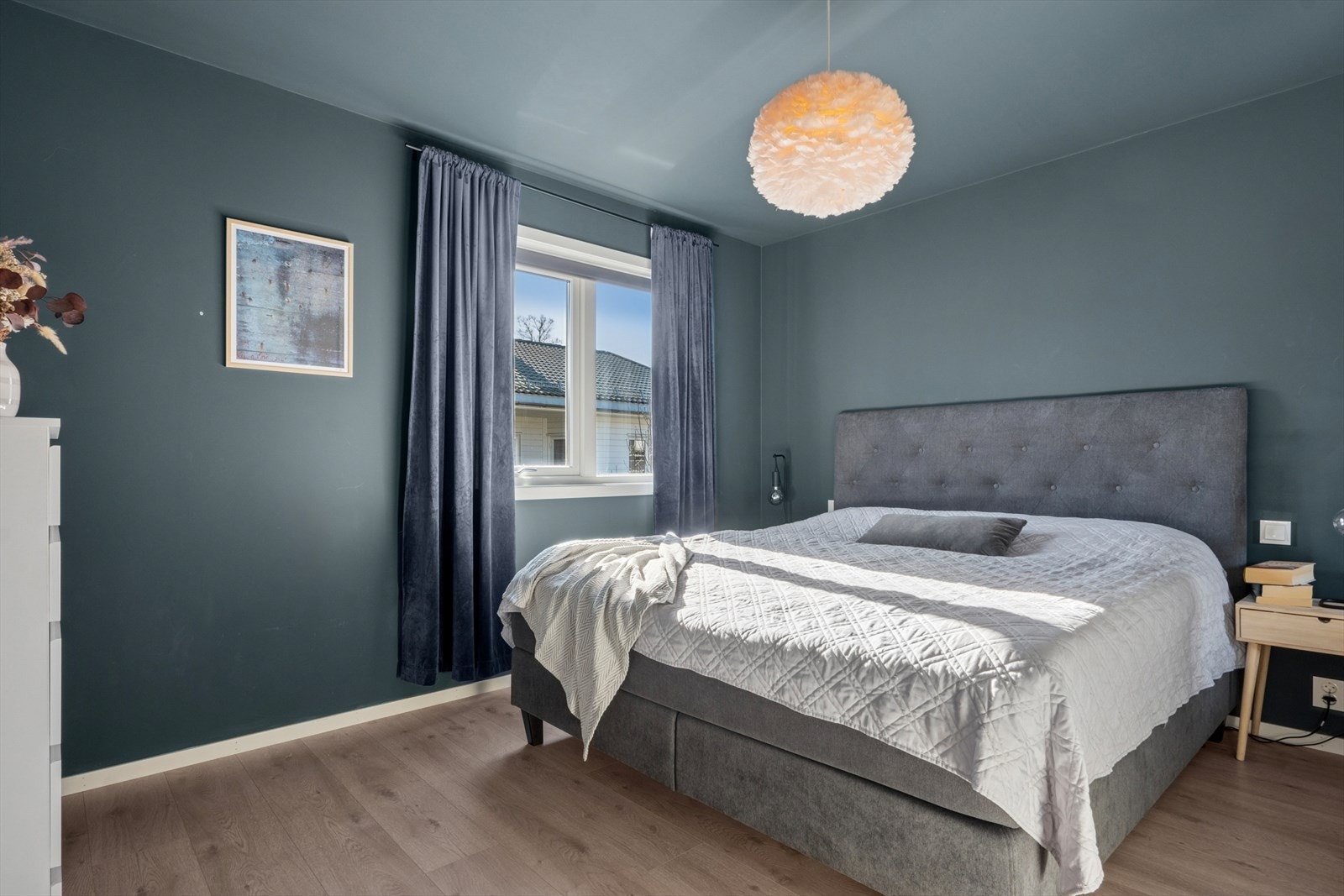 Videre byr boligen på tre gode soverom med god plass til å møblere etter eget ønske. Galleribilde