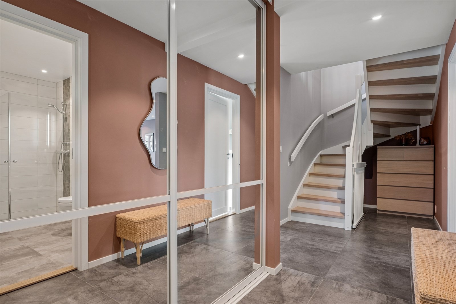 I entrèen er det montert praktisk skyvedørsgarderobe med god plass til oppbevaring. Galleribilde
