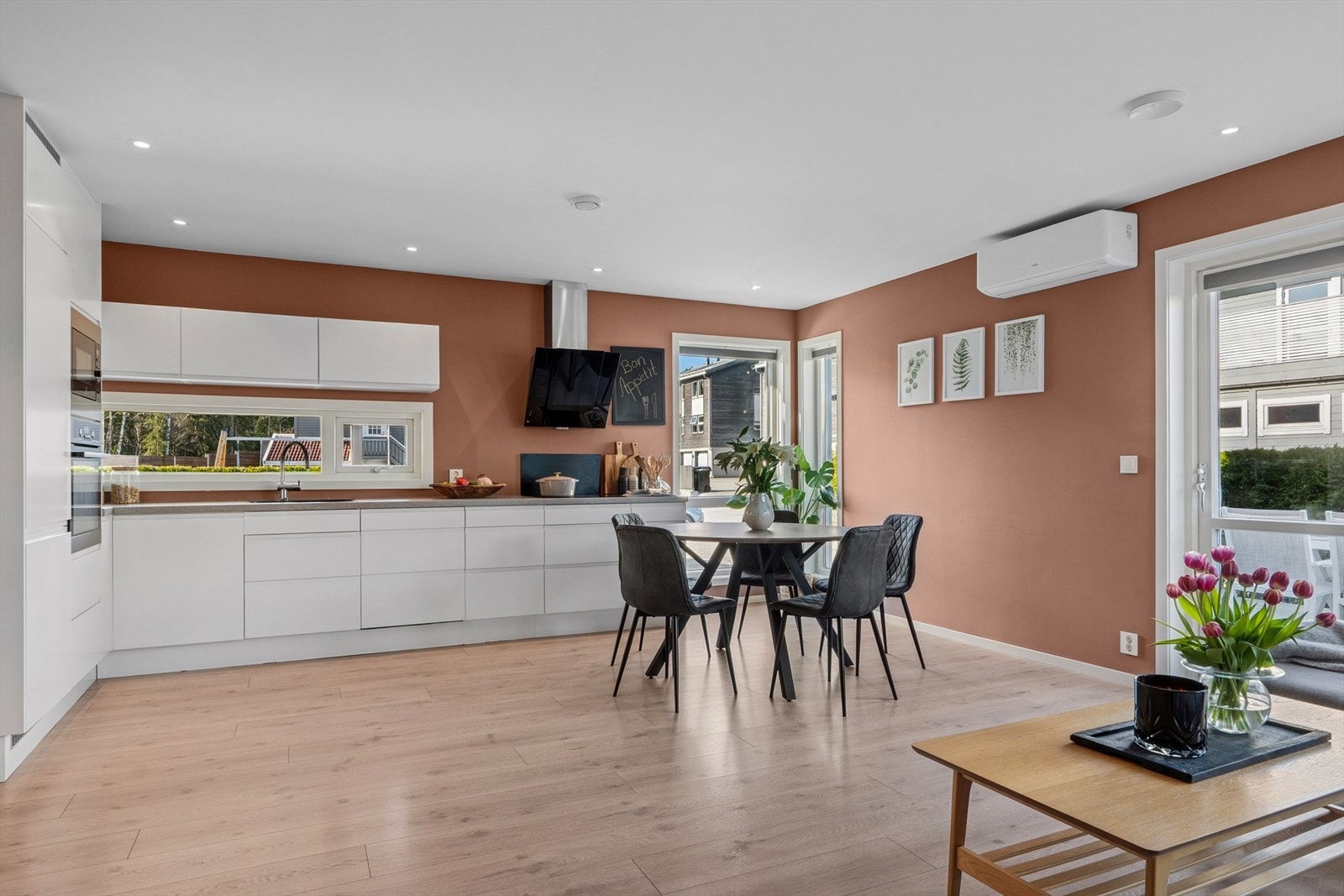 Kjøkkenet ligger i åpning til stuen, som gjør rommet mer sosialt. Kjøkkenet er innredet i en praktisk form med godt med skap- og oppbevaringsplass. Galleribilde