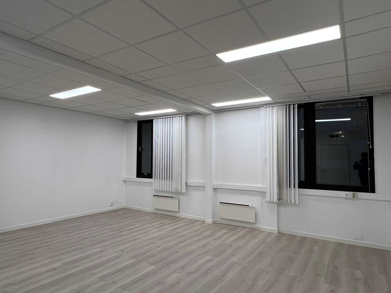 Ut mot parkering Galleribilde