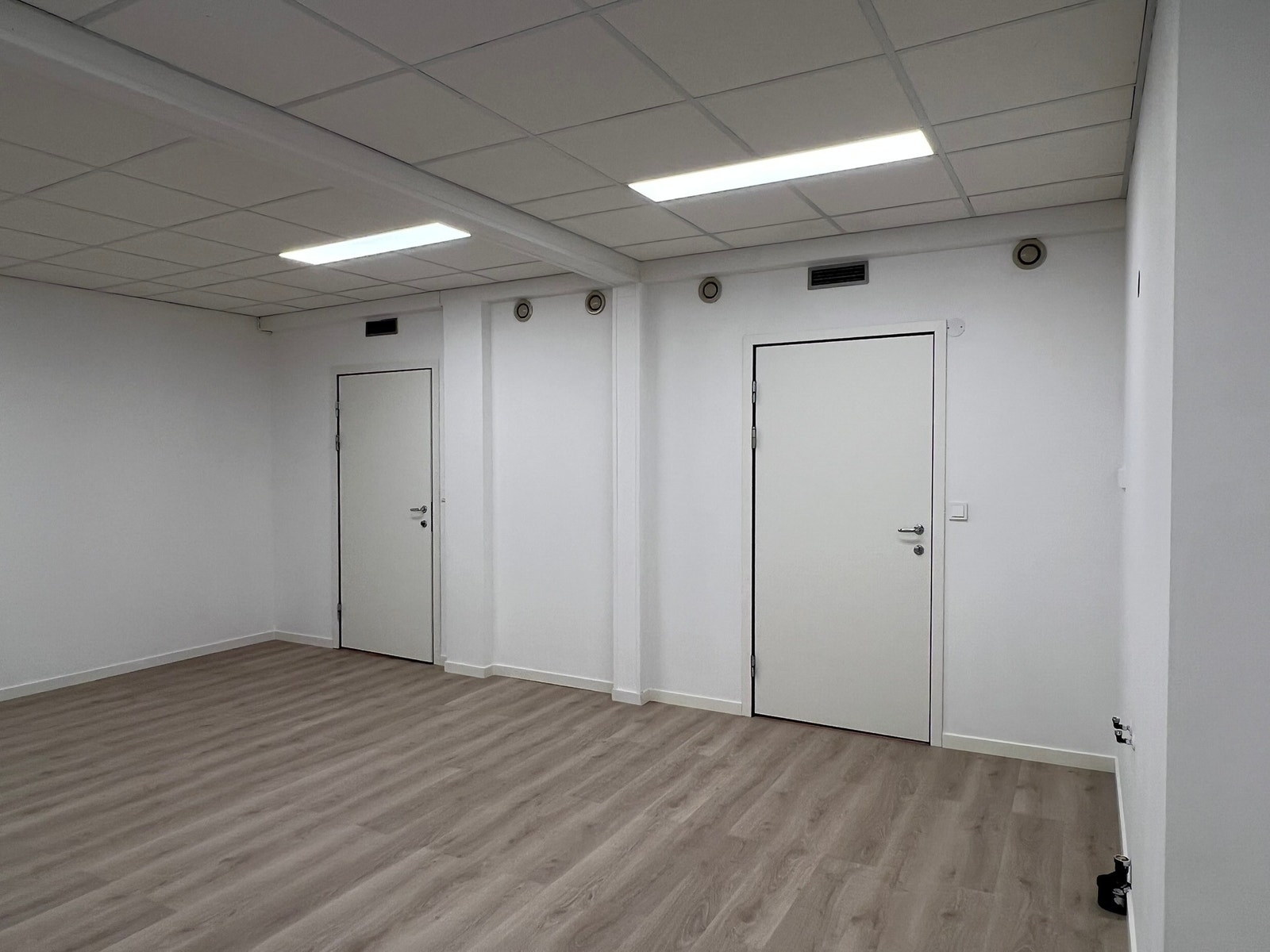 Inngangsdører ut mot fellesaraler Galleribilde