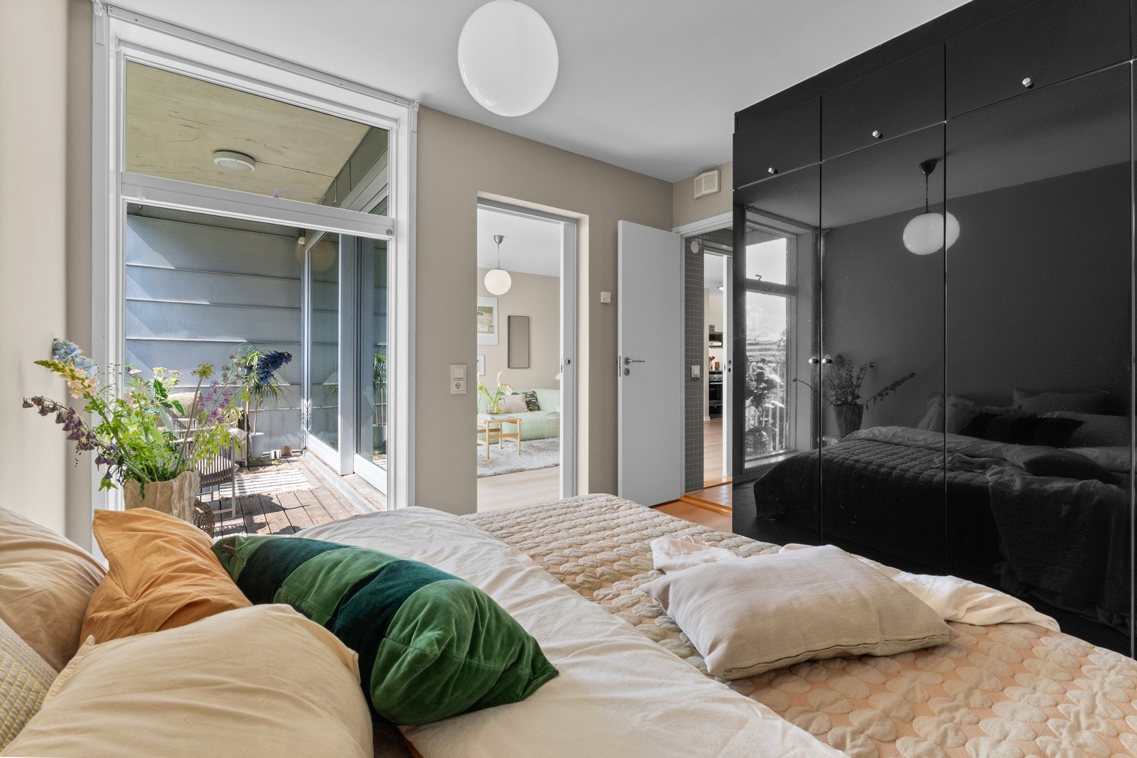 Rommet er innredet med et garderobeskap som medfølger handelen. Galleribilde