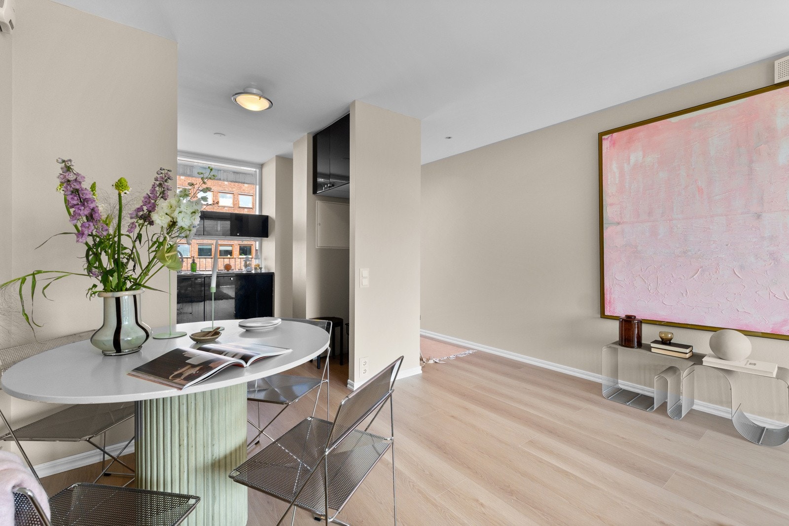 Vel gjennomført med lyse overflater malt i 2025, og pent laminatgulv fra 2025. Galleribilde