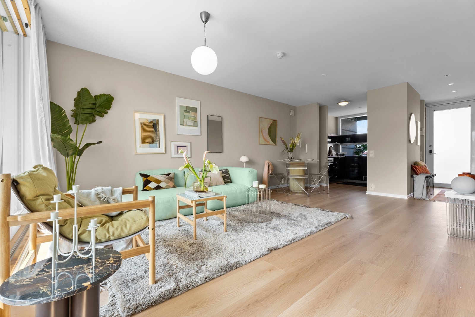 Stuen har en åpen og velfungerende løsning mot kjøkkenet, noe som sikrer en god utnyttelse av arealet og skaper et hyggelig og sosialt oppholdsrom. Galleribilde