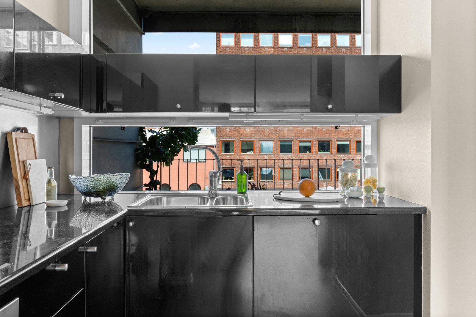 Leiligheten har et pent kjøkken med gode løsninger. Galleribilde