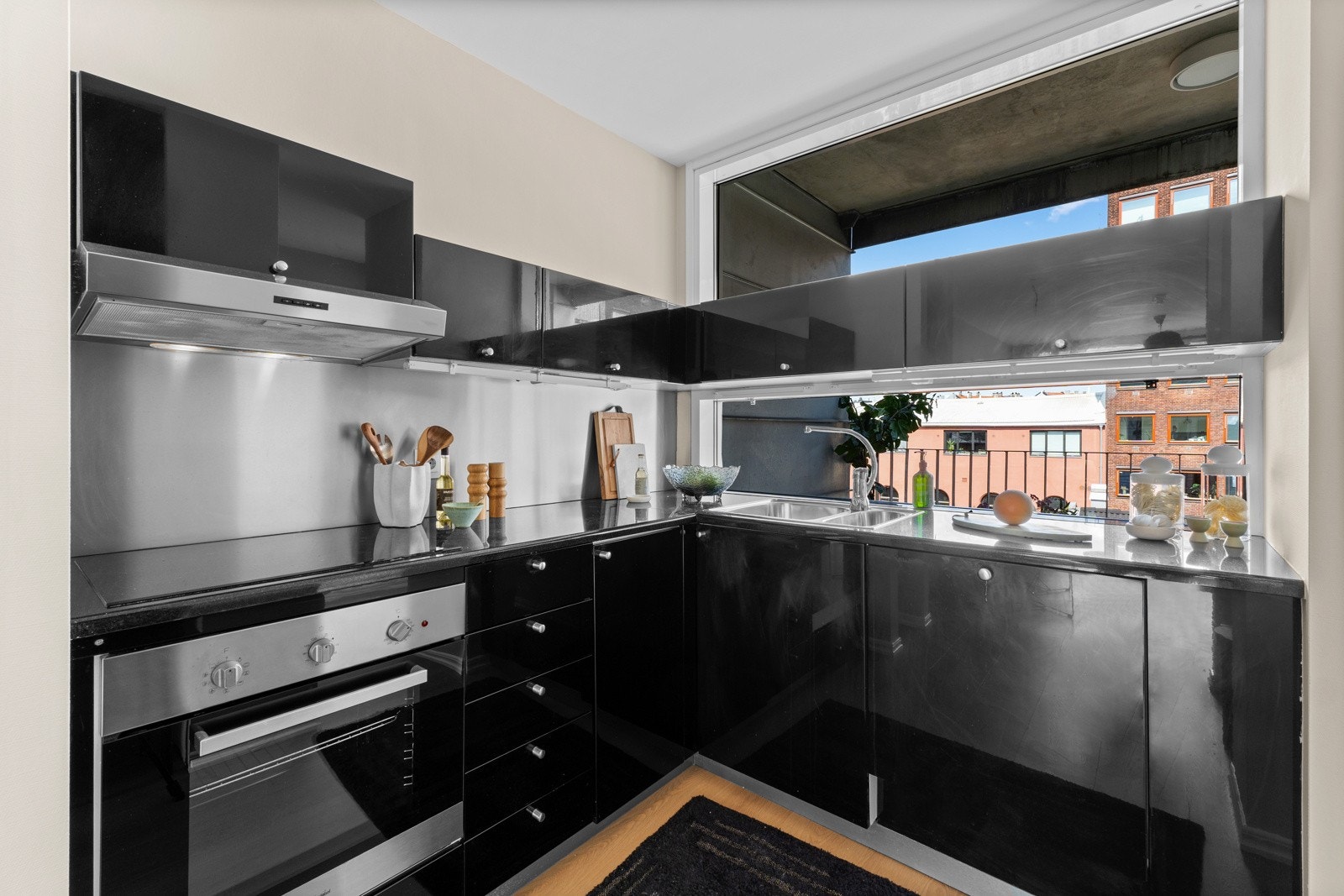 Kjøkkeninnredningen har benkeplate i stein og oppvaskkum med 1-greps blandebatteri. Galleribilde