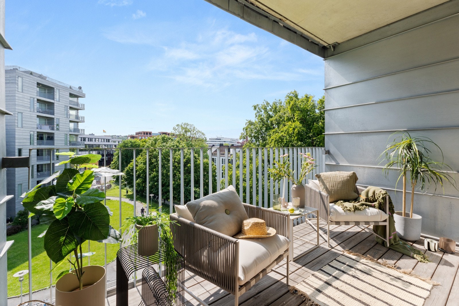 Leiligheten ligger i 4. etg og har en luftig, åpen planløsning med gjennomlys fra begge sider. Galleribilde