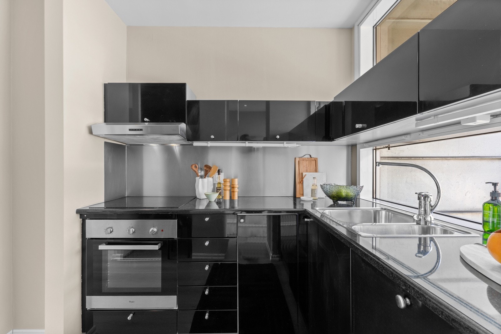 Hvitevarer bestående av kjøl/frys, oppvaskmaskin og komfyr som medfølger handelen. Galleribilde