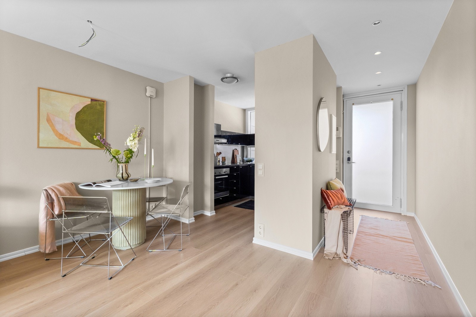 Her kan man innrede i ulike soner. Det er plass til en større sofagruppe med tilhørende møblement, tv-seksjon og spisebord. Galleribilde