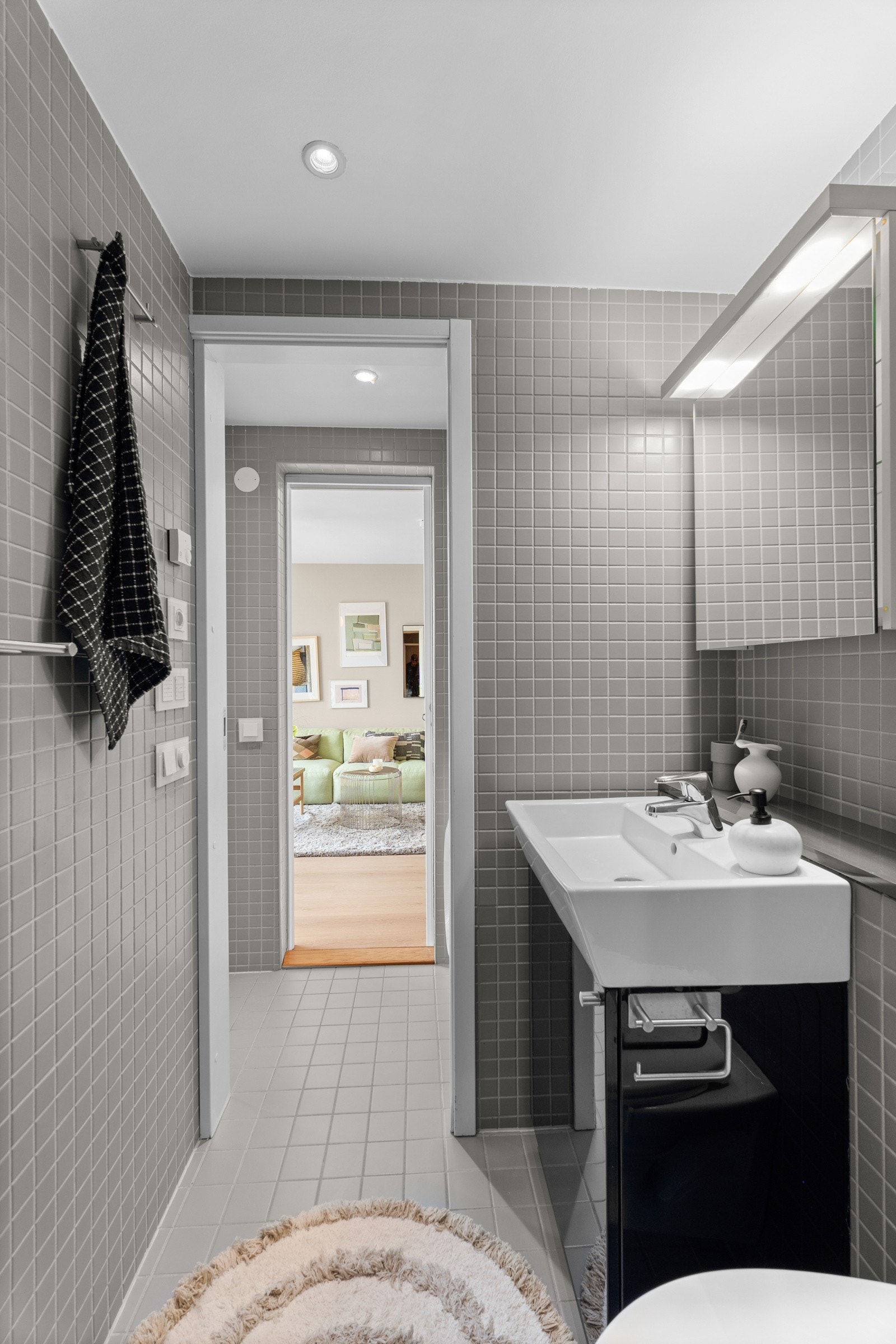 Rommet er innredet med servant, overskap med speil, dusjhjørne og vegghengt toalett. Galleribilde