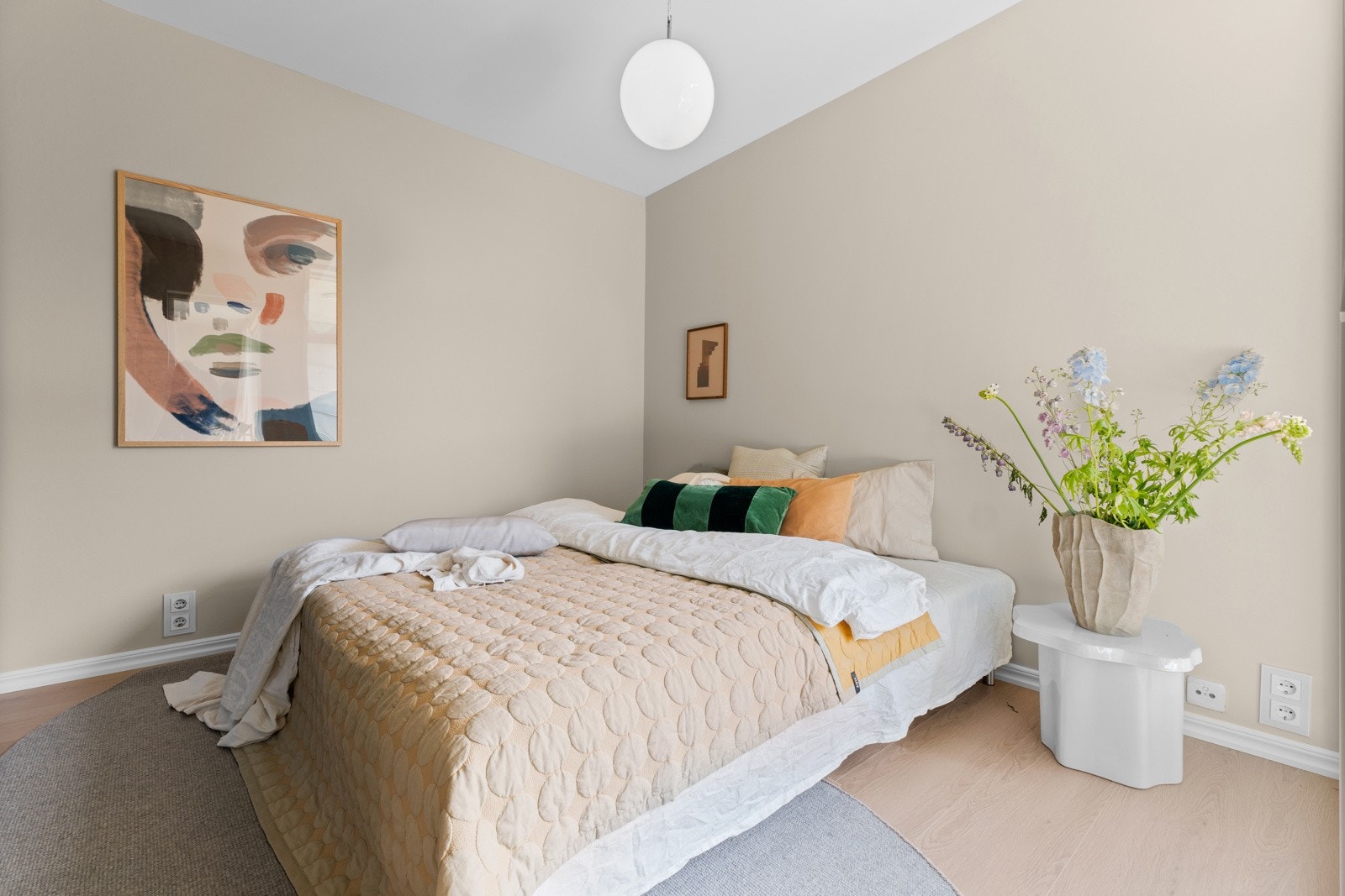 Luftig og fint soverom med plass til dobbeltseng og nattbord. Galleribilde