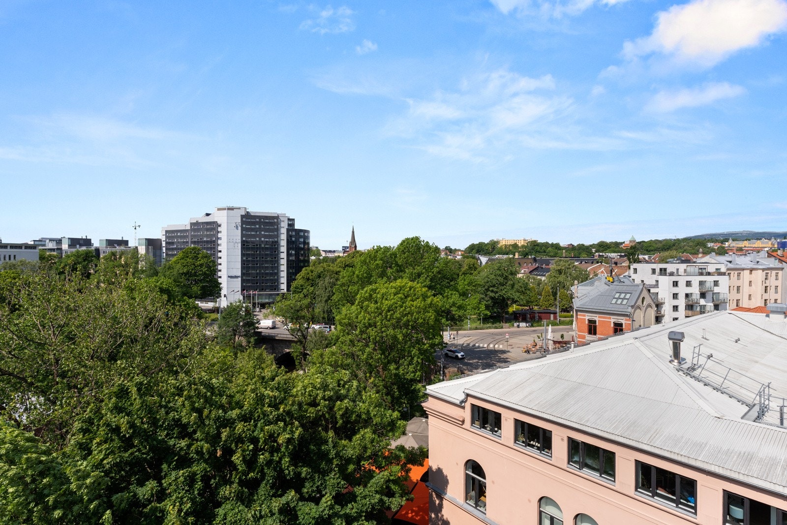 Her er det gode solforhold hele dagen og flott utsikt. Galleribilde