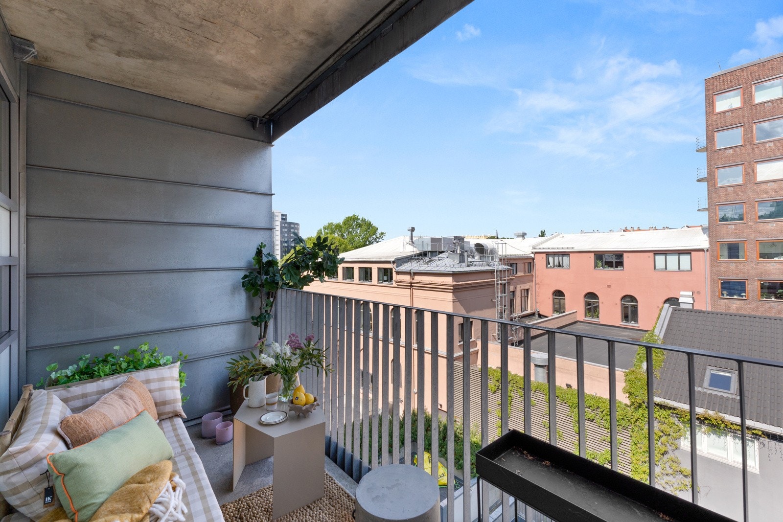 Adkomst til seksjon via hyggelig svalgang på ca. 6m². Galleribilde