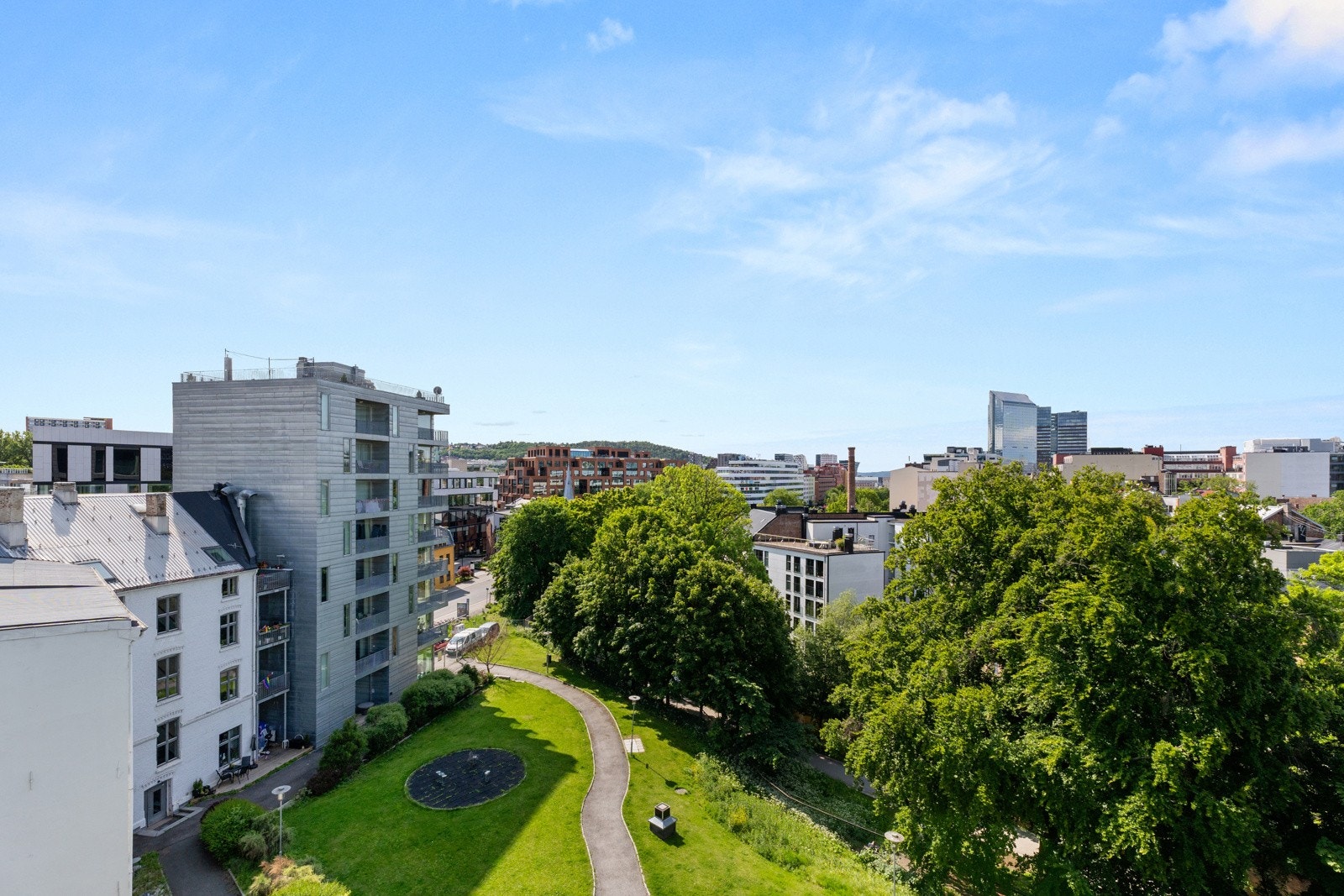 Balkongen er vendt mot sydøst og byr på gode solforhold. Fin utsikt fra balkongen. Galleribilde