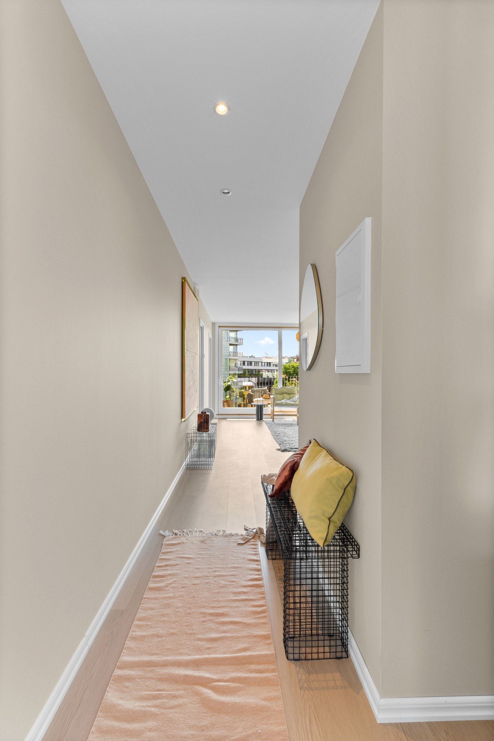 Innbydende entré som gir et godt førsteinntrykk av leiligheten. Galleribilde