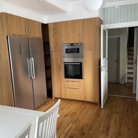 Kjøkken, side by side kjøleskap, intrigerte hvitevarer Galleribilde