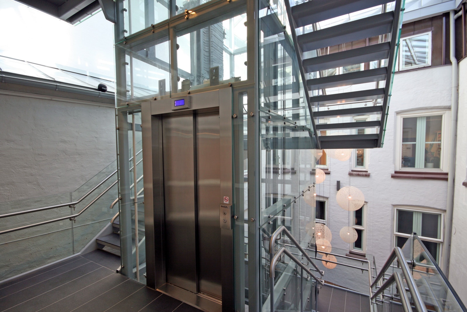 Moderne heis og trappeløp til alle etasjer Galleribilde