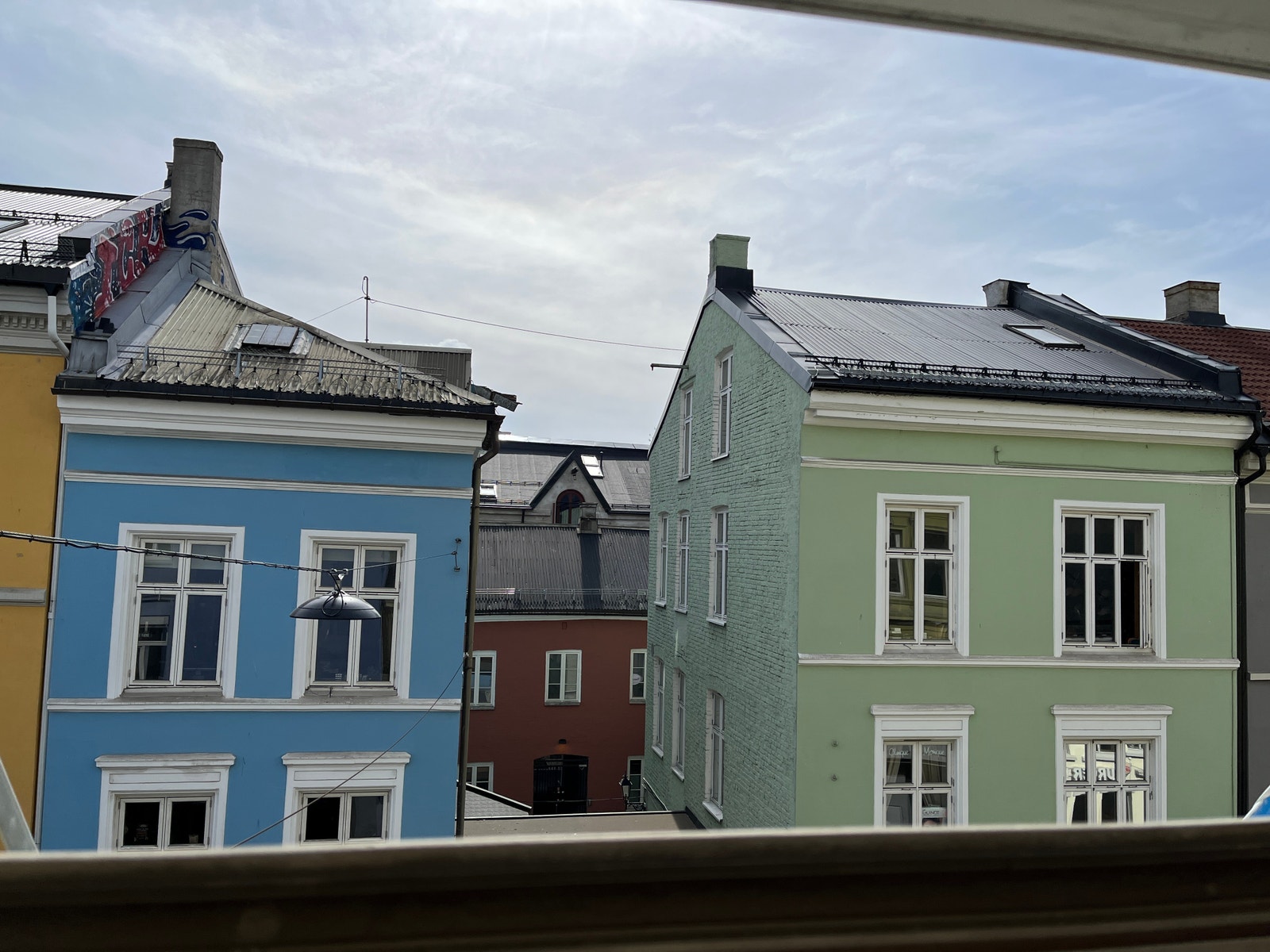 Utsikt til de flotte fargerike bygårdene i Torggata Galleribilde