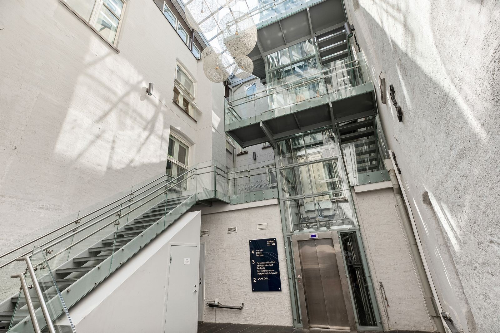 Inngangsparti. Det er innendørs sykkelparkering. Galleribilde