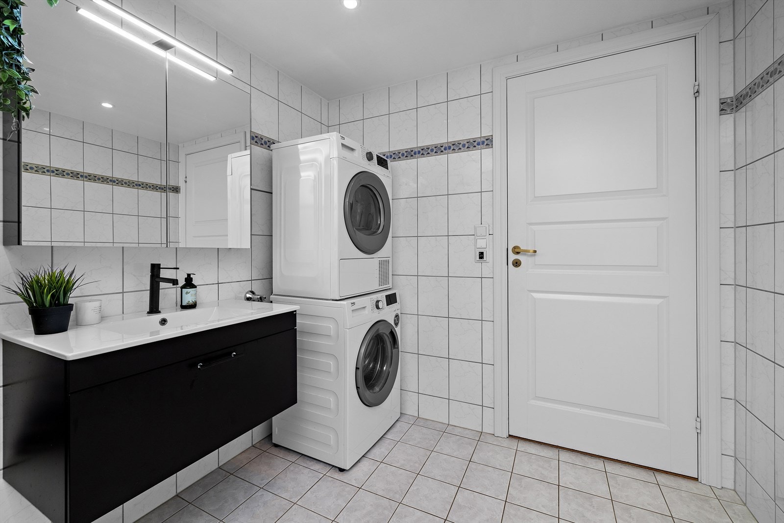 Her er det selvsagt varmekabler i gulvet. Det er også opplegg for vaskemaskin og tørketrommel. Galleribilde