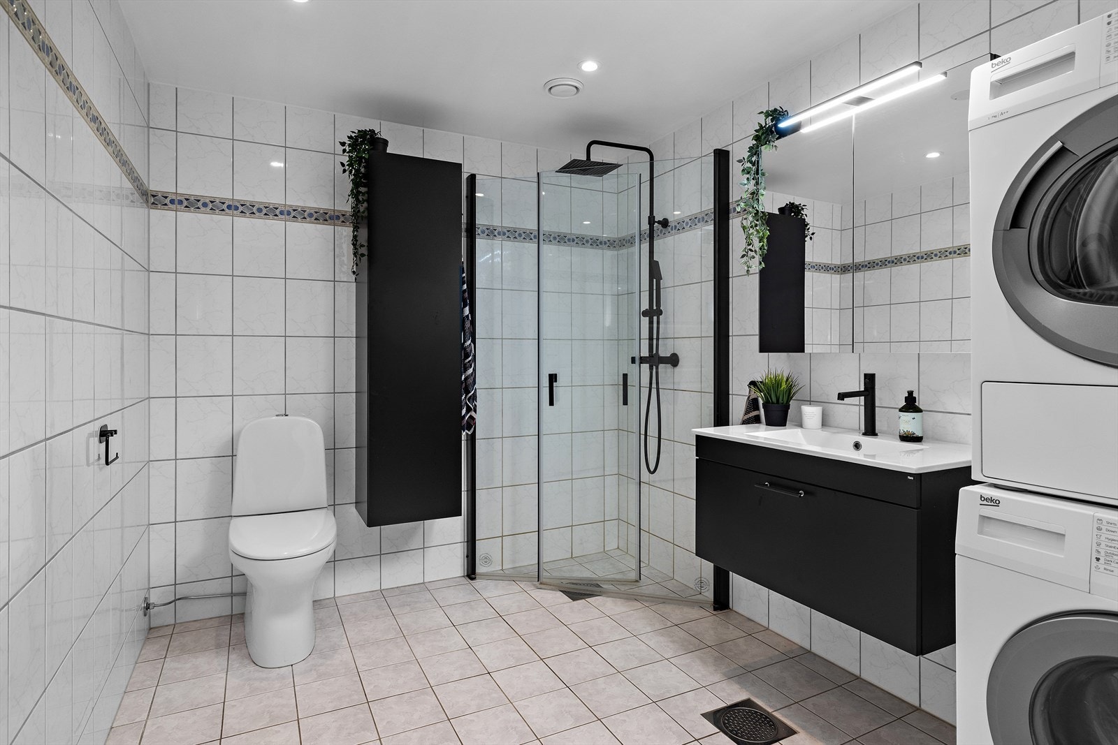 På badet er det nyere innredning med et stramt, moderne uttrykk. Galleribilde