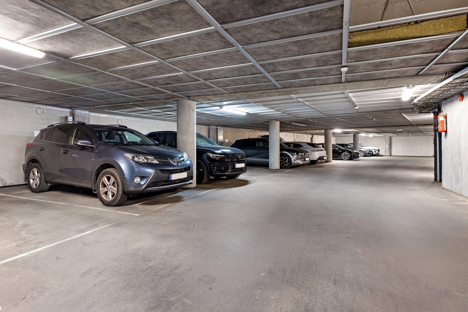 Parkeringsanlegget i bygget er over 2 etasjer. Her kan man kontakte Tronrud eiendom for å leie parkeringsplass. Galleribilde