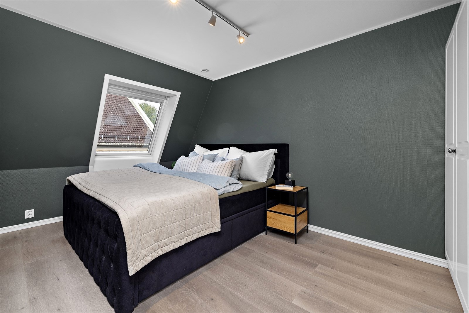 På dette soverommet er det god garderobeplass. Galleribilde