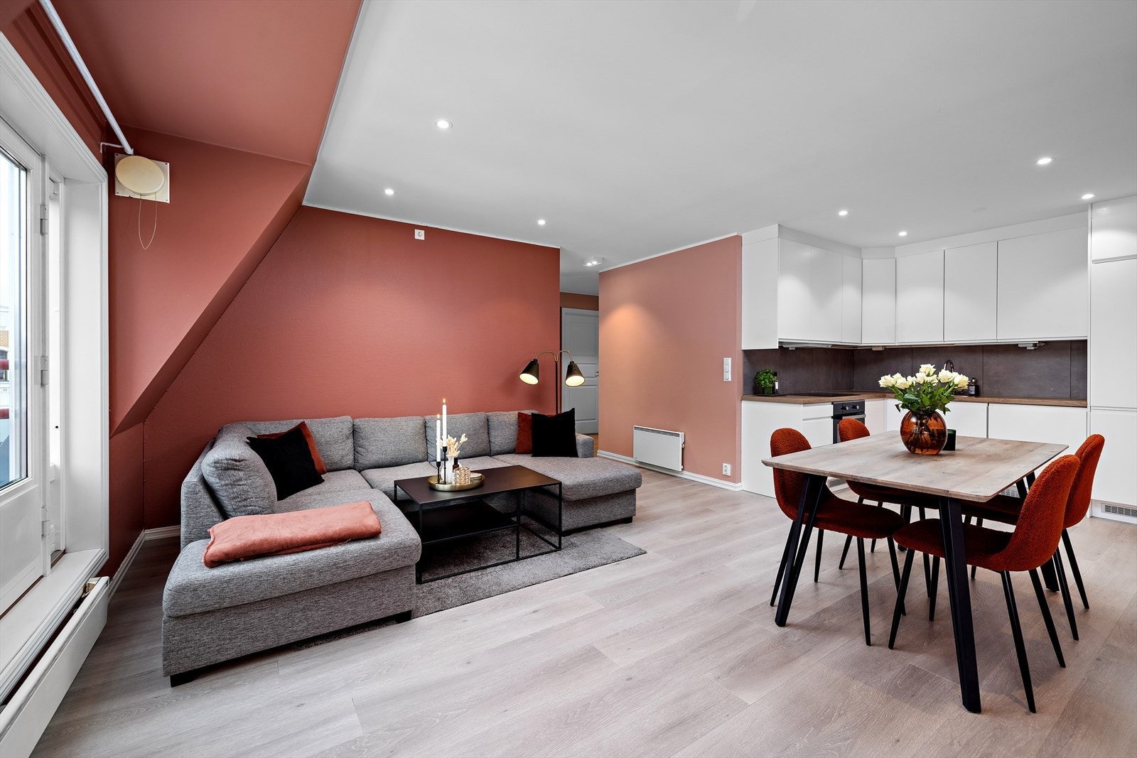 Stuen er luftig og har åpen løsning mot kjøkkenet. Galleribilde