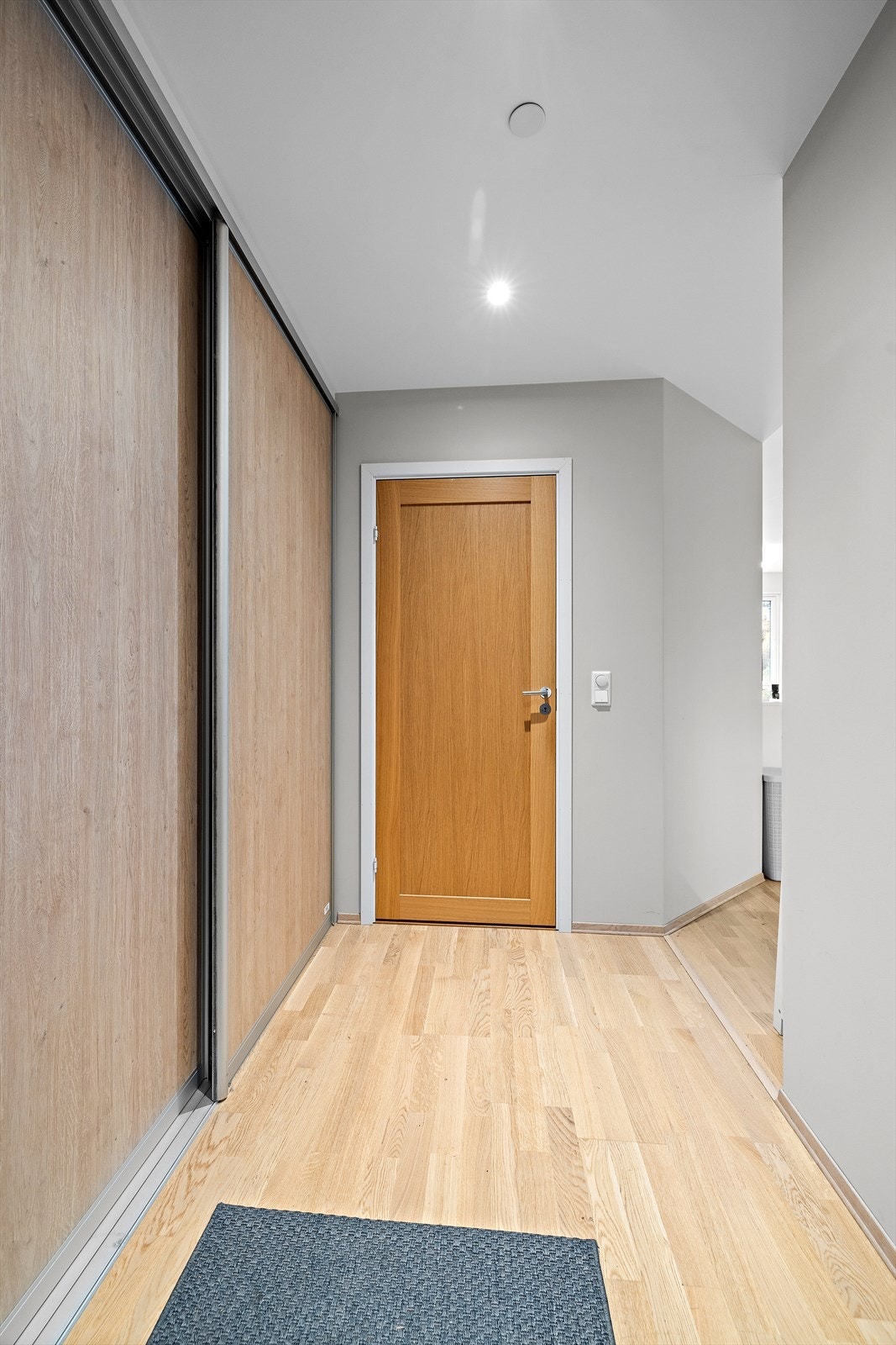 Stor skyvedørs garderobe i gang Galleribilde