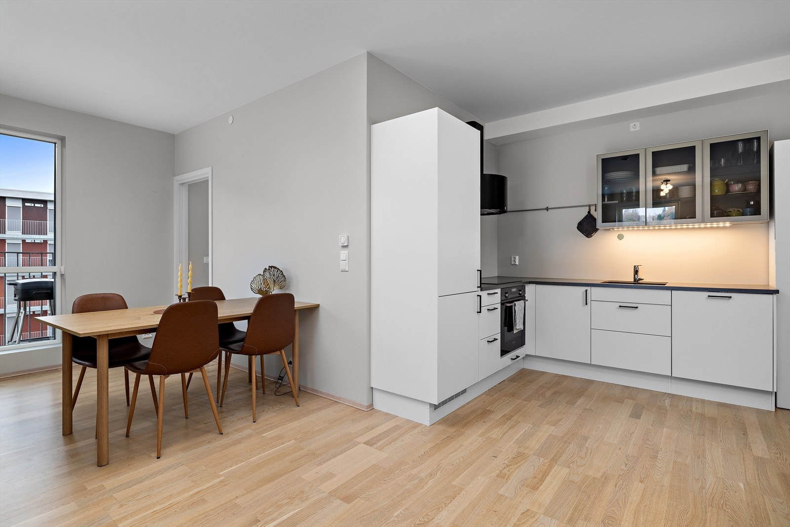 Kjøkken med integrerte hvitevarer og overskap Galleribilde