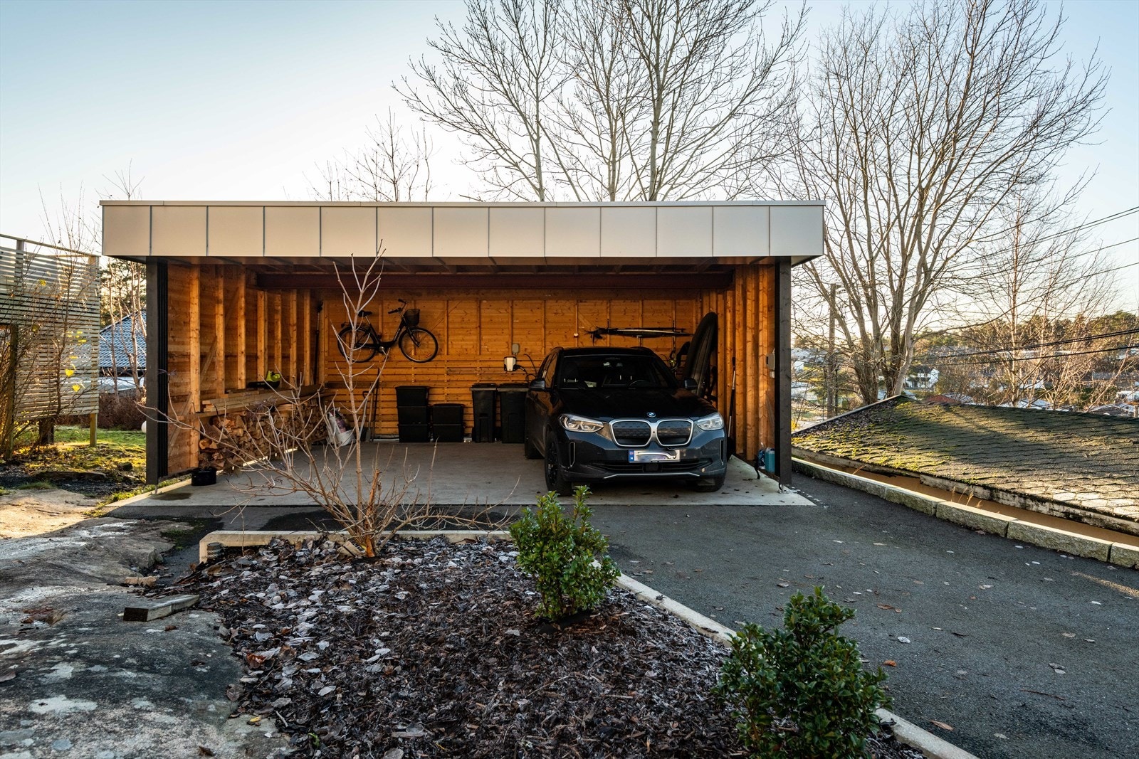 Carport/garasje med elbil-lader Galleribilde