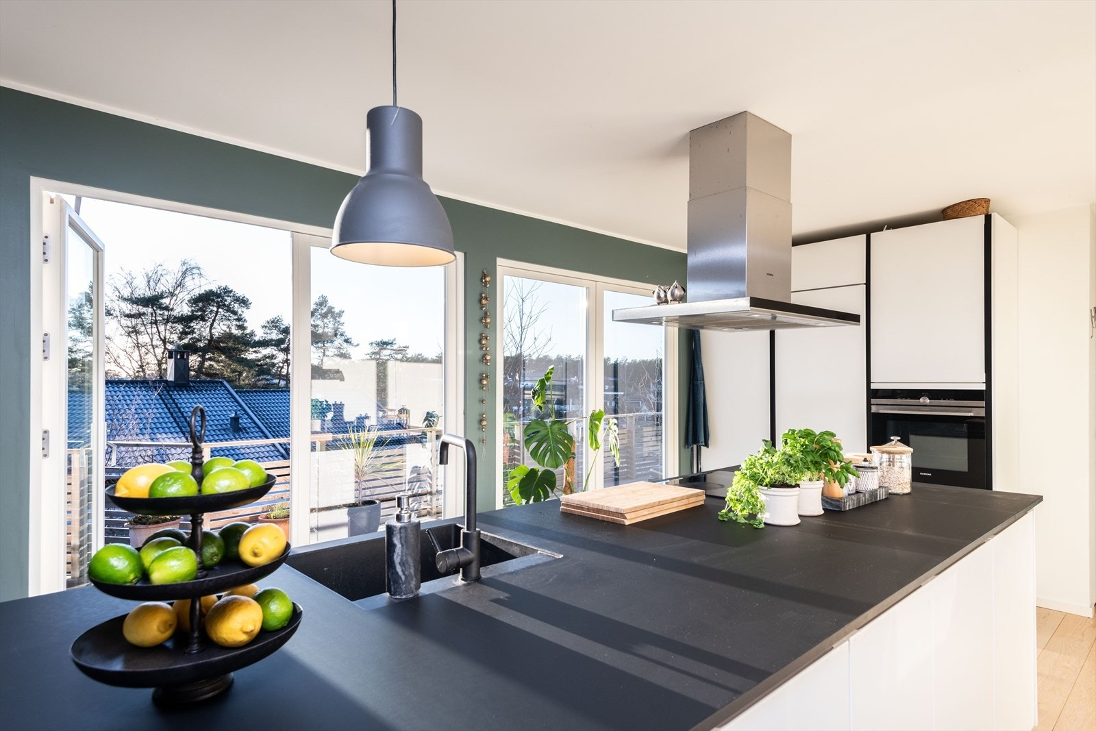 Store vindusflater og direkte utgang til terrassen Galleribilde