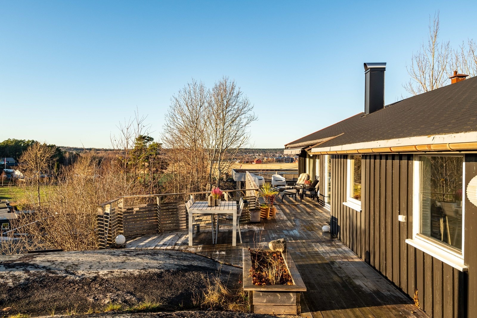 Solrike sydvestvendte terrasser med flott utsikt Galleribilde