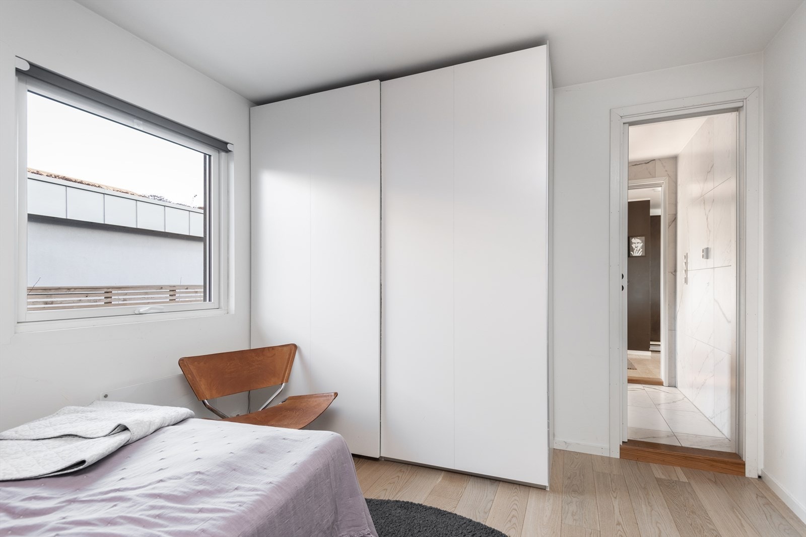 Soverom 2 med garderobeskap og egen inngang til badet Galleribilde