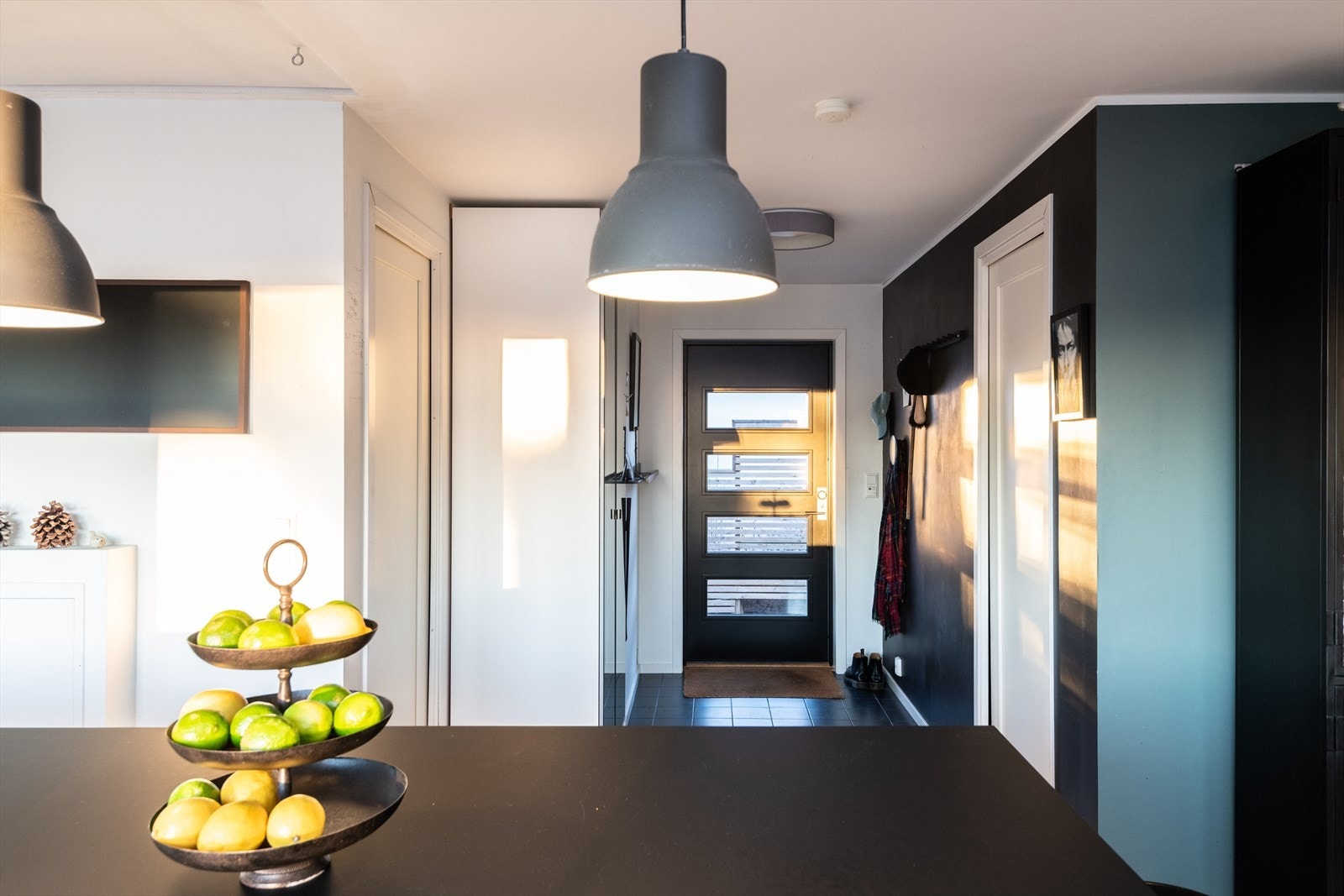 Velkommen inn - godt med lagringsplass for yttertøy Galleribilde