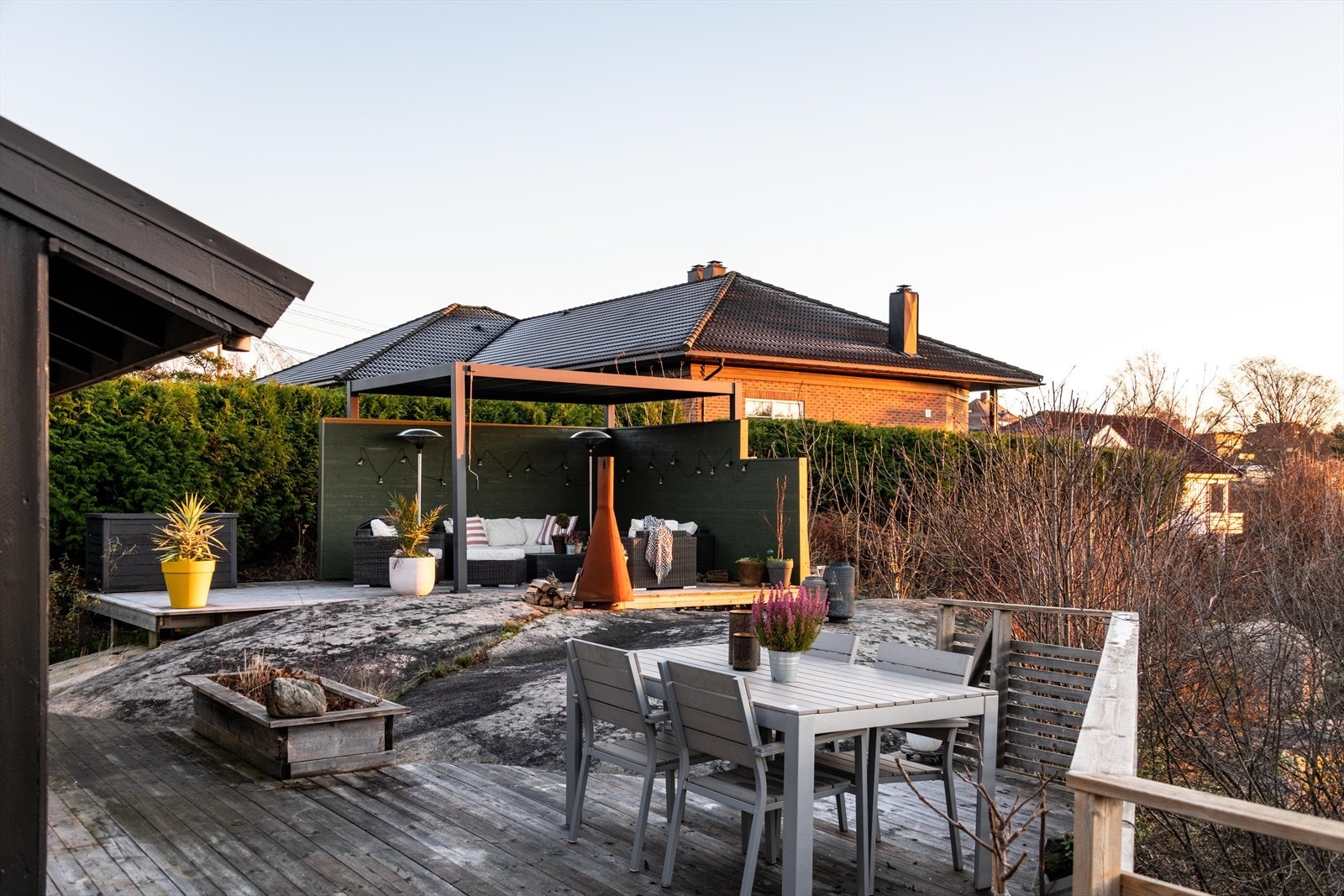 Herlig uteplass med flere soner, og ypperlige solforhold Galleribilde