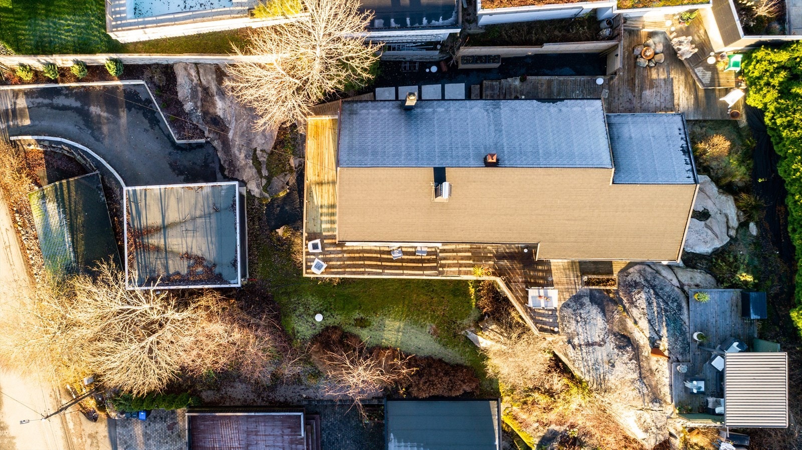 Eiendommen ligger flott til med terrasse rundt boligen Galleribilde
