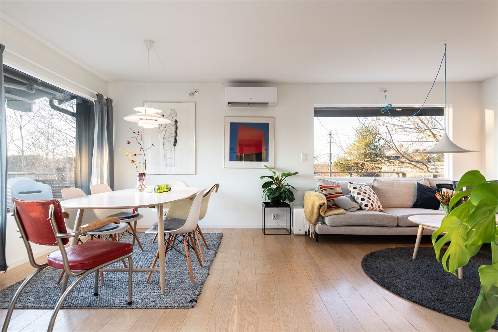 Stue og spisestue med store vindusflater, flott utsikt og utgang til terrassen Galleribilde