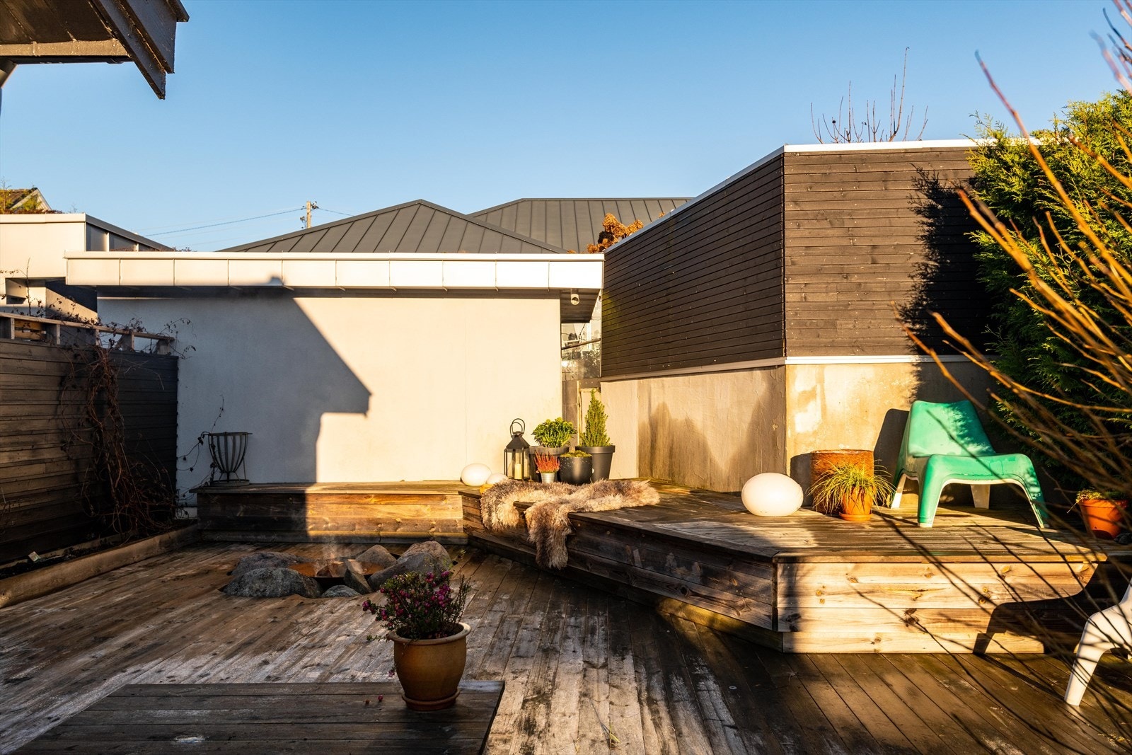 Skjermede uteplasser på flere sider av huset Galleribilde