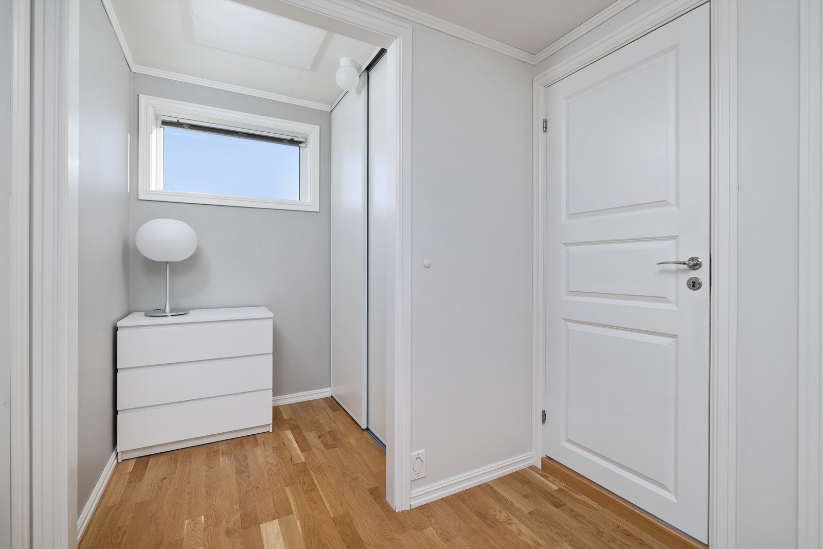 Gangen i andre etasje gir tilgang til alle rommene og har plass til en kommode. Galleribilde